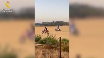 Un menor detenido y un adulto investigado por agredir a guardias civiles en Jerez durante una concentración ilegal de motos