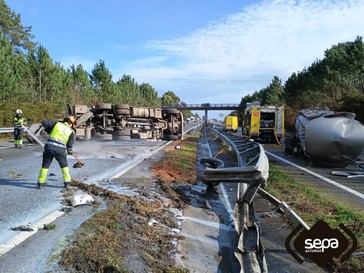Fuga de gasoil y leche tras volcadura de camión en Asturias: Los héroes del SEPA controlan la situación