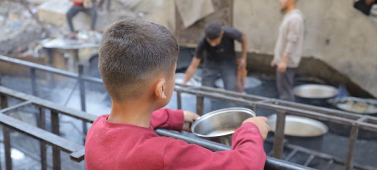 Desesperación en Gaza: La mortal batalla por un plato de comida que ha dejado cientos de muertos