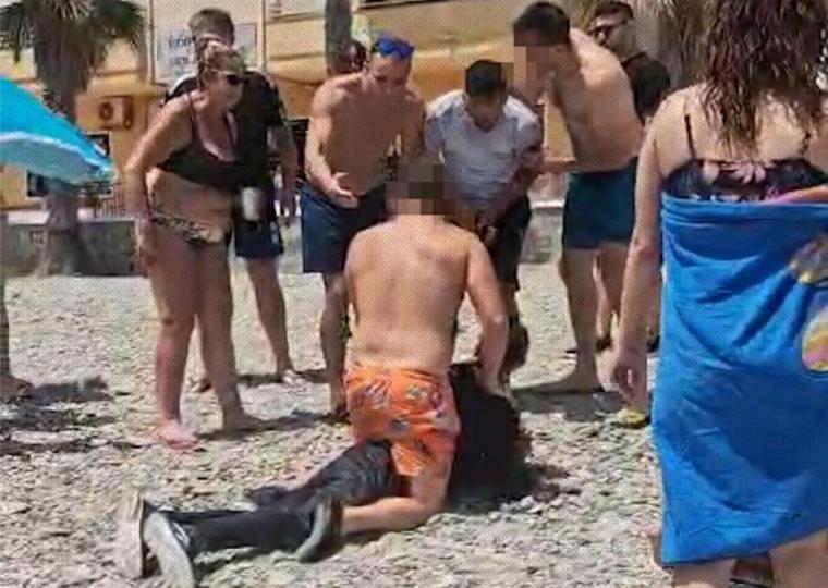 El aumento de la xenofobia en España se hace evidente con bañistas atacando a migrantes en Granada