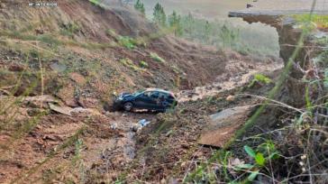 El temporal provoca el hundimiento de una carretera que se 'traga' un coche en Cáceres