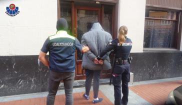 Un hombre arrestado tras el brutal asesinato de una mujer en plena noche en Zarautz