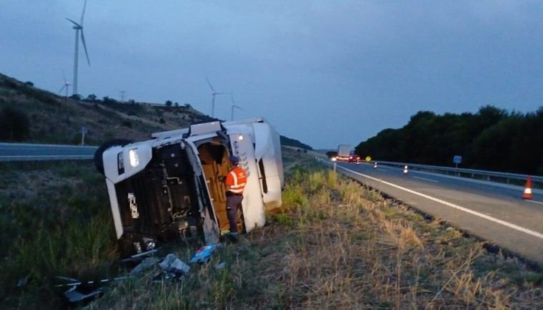Hombre de 38 años muere al volcar su camión en Olite
