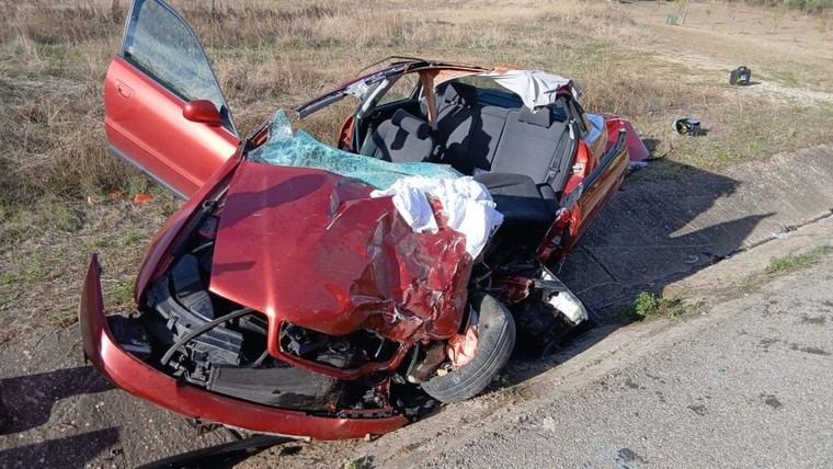 Una mujer de 71 años gravemente herida en una colisión frontal en Aberin