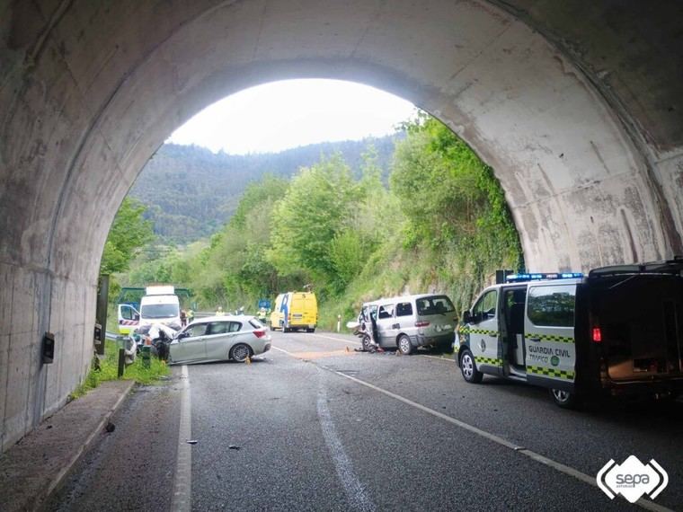 Impactante choque en Piloña: Once heridos y un pronóstico reservado para los menores involucrados