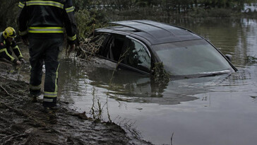 Hallan un cadáver en un coche sumergido en Les Franqueses, Barcelona