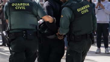 Dos jóvenes arrestados por agredir violentamente a una persona sin hogar en Sevilla