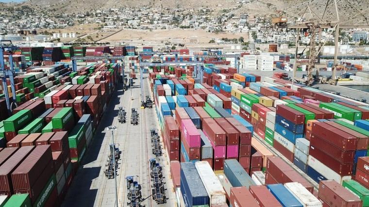 Más de 2.400 contenedores incautados en el puerto de Pireo por fraude aduanero