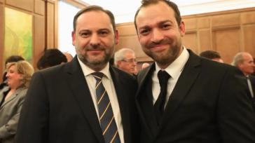 El hijo de Ábalos estalla ante los medios: "Lleva cuatro años en Soto del Real en la cárcel, no sé qué cara tendrías tú"