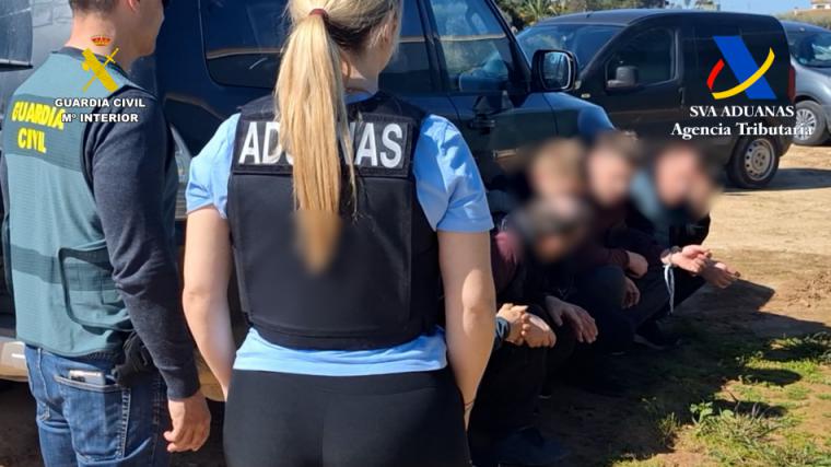 Cae una red en España que fabricaba 8 millones de cigarrillos al día y liberan a 18 trabajadores esclavizados
