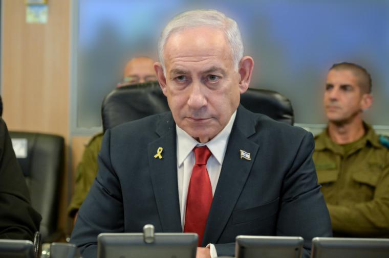 Las familias de los rehenes israelíes protestan ante la residencia de Netanyahu por intensificar los ataques en Gaza