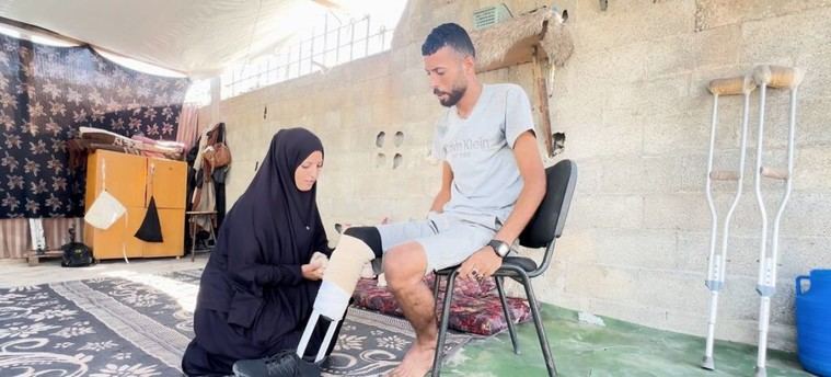 Gaza: hombre crea prótesis tras perder una pierna por un ataque mientras buscaba comida para su familia