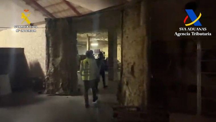 Cae una red en España que fabricaba 8 millones de cigarrillos al día y liberan a 18 trabajadores esclavizados