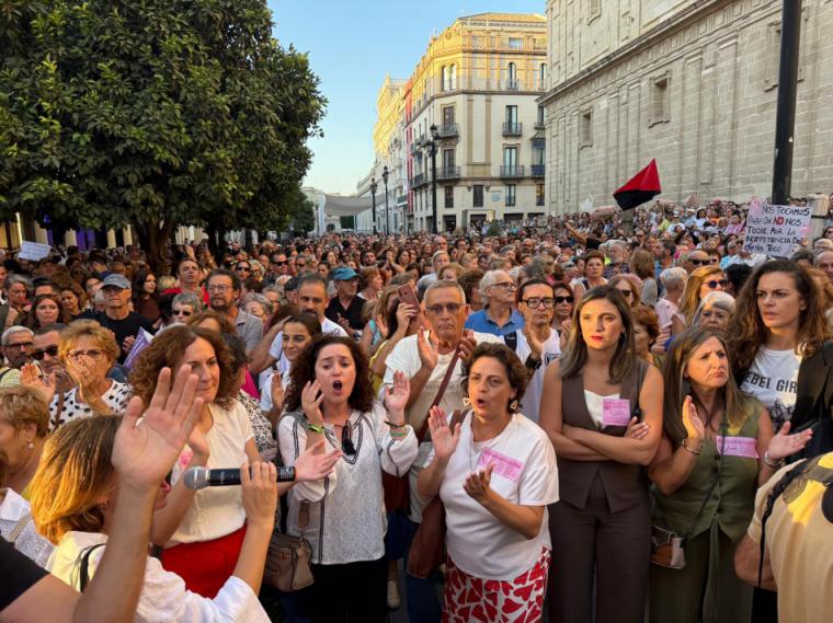 Miles de mujeres se echan a las calles en Andalucía por los 'errores' en cribados de cáncer de mama