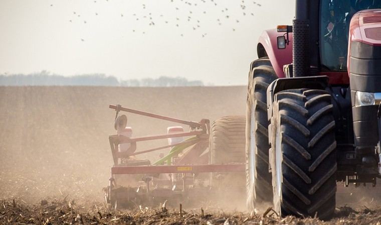 Trágico accidente: Un hombre muere al volcar su tractor en Sevilla