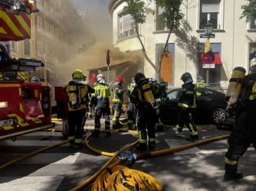 Nueve bomberos heridos y dos en estado grave tras el incendio de un restaurante en Madrid
