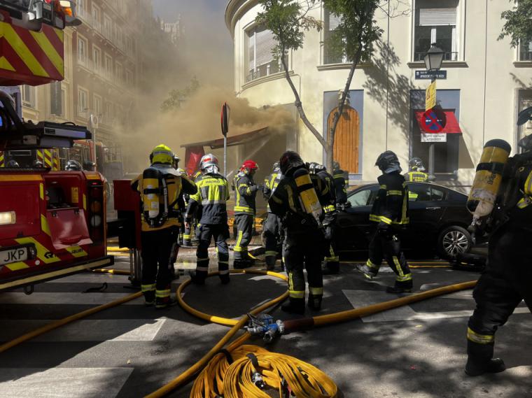 Nueve bomberos heridos y dos en estado grave tras el incendio de un restaurante en Madrid