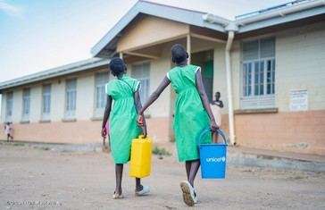 Una de cada tres niñas y niños en el mundo carece de servicios esenciales