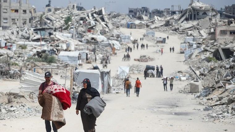Nuevo ataque israelí en Gaza deja más de 50 palestinos atrapados bajo los escombros