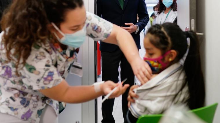 Escándalo en Bizkaia: Una enfermera se enfrenta a 12 años de cárcel por falsificar vacunaciones de más de 400 niños