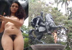 Una mujer se desnudó sobre la estatua de Simón Bolívar en Barquisimeto, Venezuela