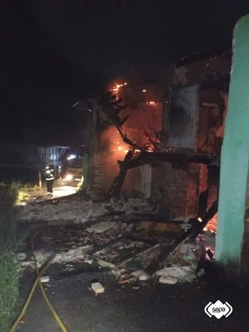 Los bomberos luchan contra el fuego: una casa colapsa y un coche eléctrico queda hecho polvo