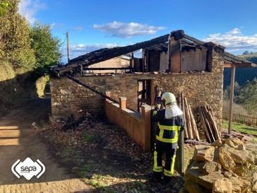 Un incendio consume por completo una casa en Sangreña, Pravia