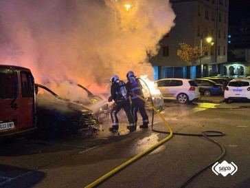 Un incendio en Avilés consume cinco vehículos y daña uno más