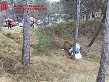 Un accidente en Falces deja seis heridos tras caer un vehículo por un terraplén
