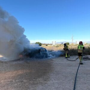 Hallan a una persona muerta dentro de un coche incendiado en Mazarrón