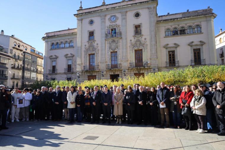 Minuto de silencio en recuerdo de las jóvenes