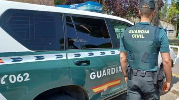 Tensión en Agost: Un joven se atrinchera con escopetas y la policía intenta negociar su liberación