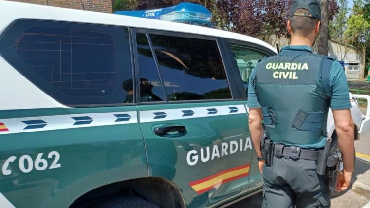 Tensión en Agost: Un joven se atrinchera con escopetas y la policía intenta negociar su liberación