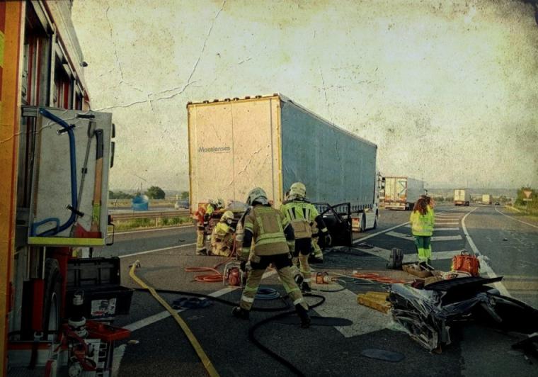 Colisión fatal entre un coche y un camión: Descubre cómo sucedió este trágico accidente