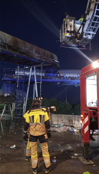 Incendio en planta de residuos en Ulea moviliza a bomberos de Murcia
