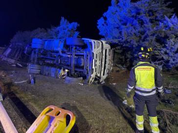 Un camión vuelca en la A-6 y deja un herido en Ávila