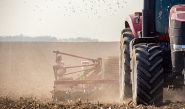 Trágico accidente: muere un hombre al volcar su tractor en Lucena, Córdoba