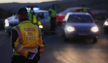 Impactante accidente en Pinos Puente: La colisión entre una furgoneta y un camión cobra una vida
