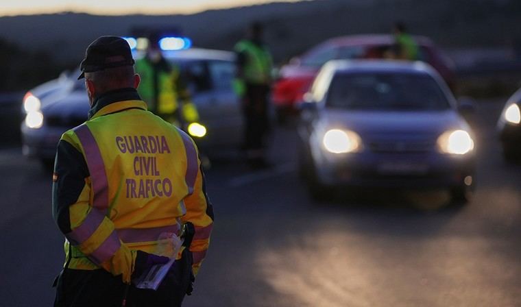 Impactante accidente en Pinos Puente: La colisión entre una furgoneta y un camión cobra una vida