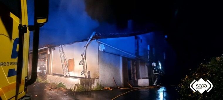 Un incendio arrasa una vivienda en Villaviciosa pero nadie resulta herido