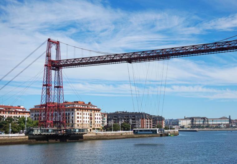 Huyó en su patinete: Un joven apuñala a su víctima por la espalda cerca del puente colgante