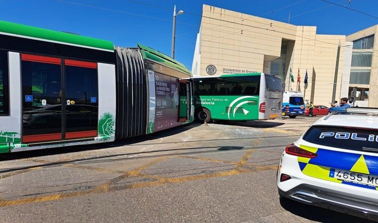 Nueve heridos leves tras choque entre autobús y metro en Granada