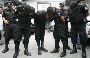 Detienen a una banda de policías que secuestraba, robaba, asaltaba (Guatemala)