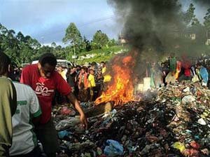 Desnudan y queman viva, por bruja, a una joven de 20 años en Nueva Guinea